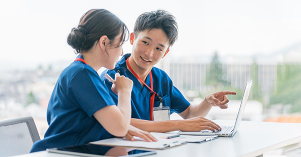 Two doctors discussing patient